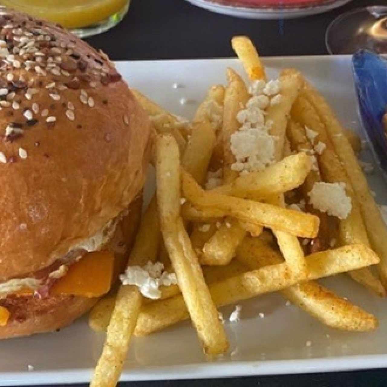 Sandwich con huevo y bacon en pan brioche 