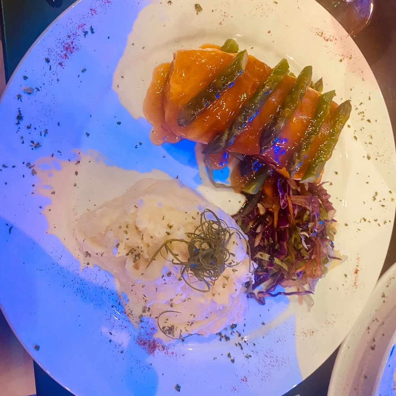 Salmón con esparragos en salsa de la pasión