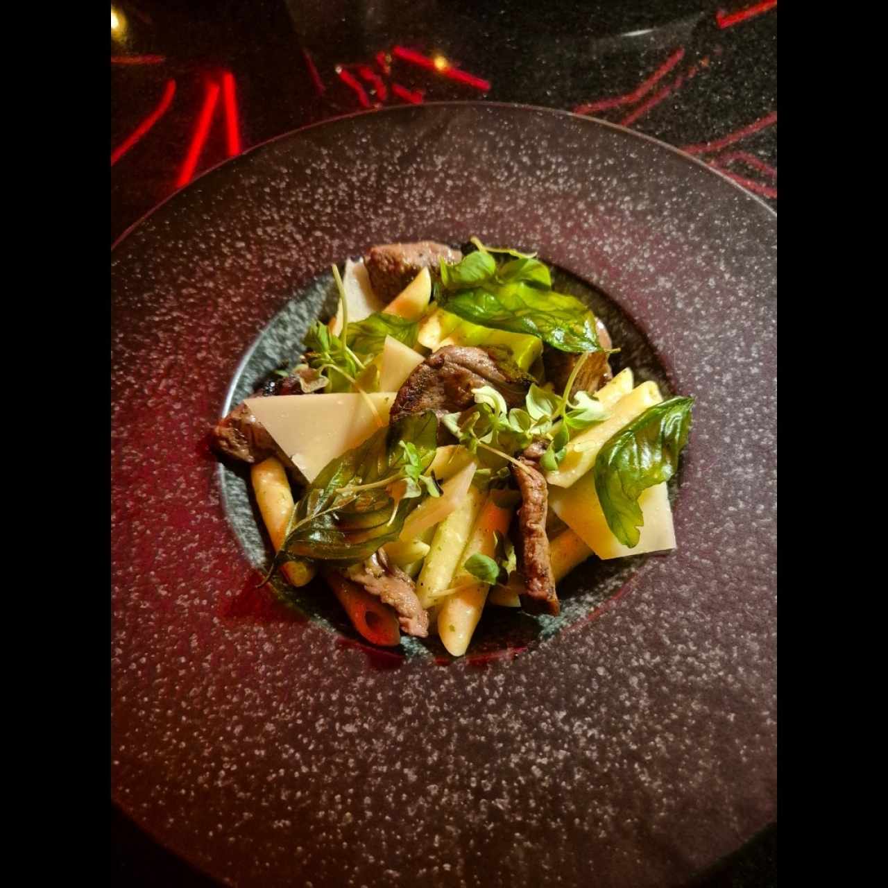Penne al Pesto con Lomo Salteado