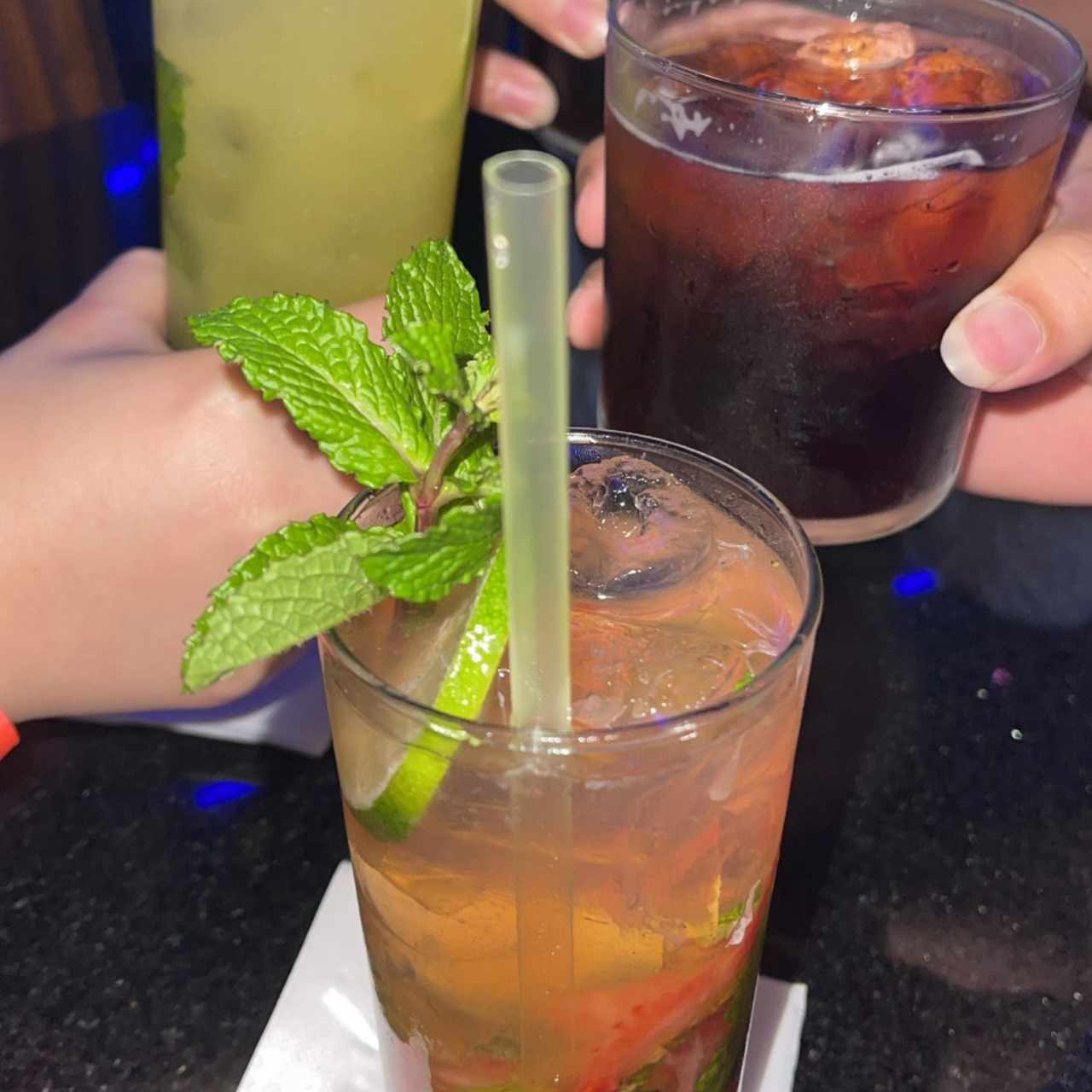 Mojito se fresa, maracuya y ron cola