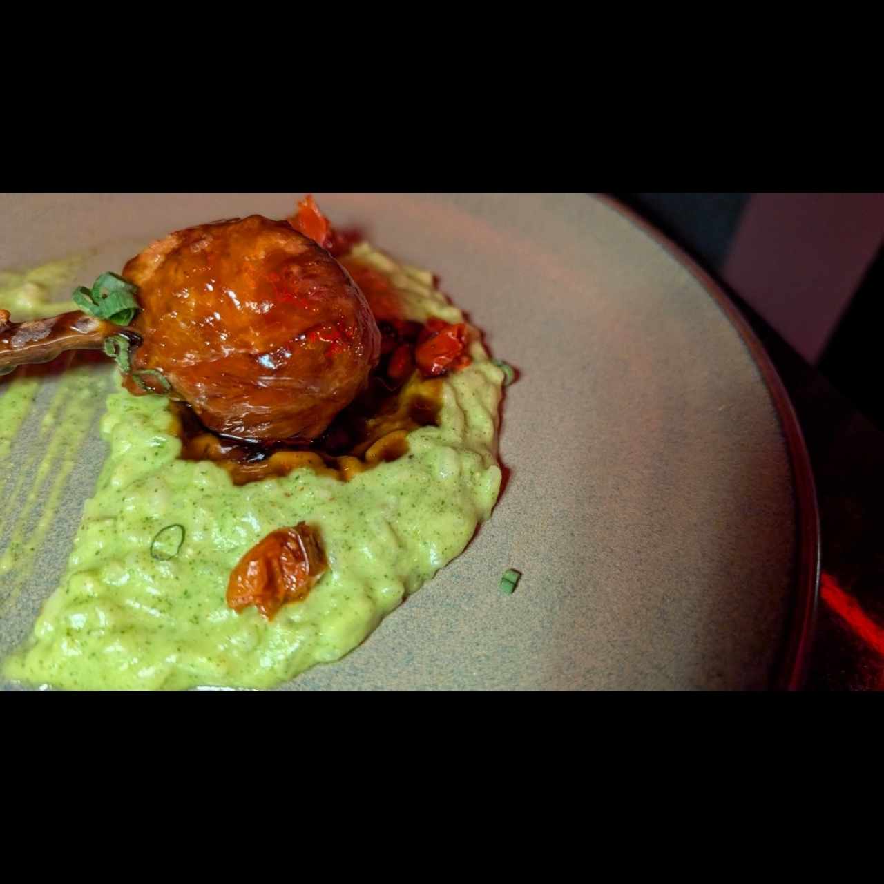 Pollo al jardín con risotto de nuez moscada y pesto