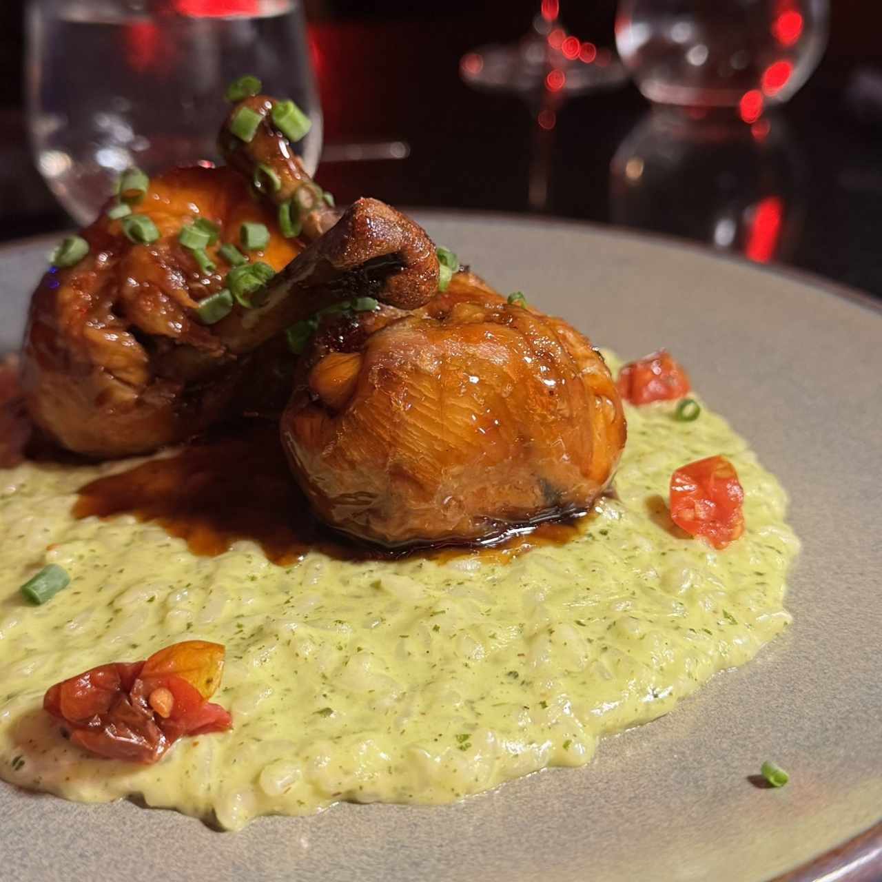 Pollo y risotto de pesto 