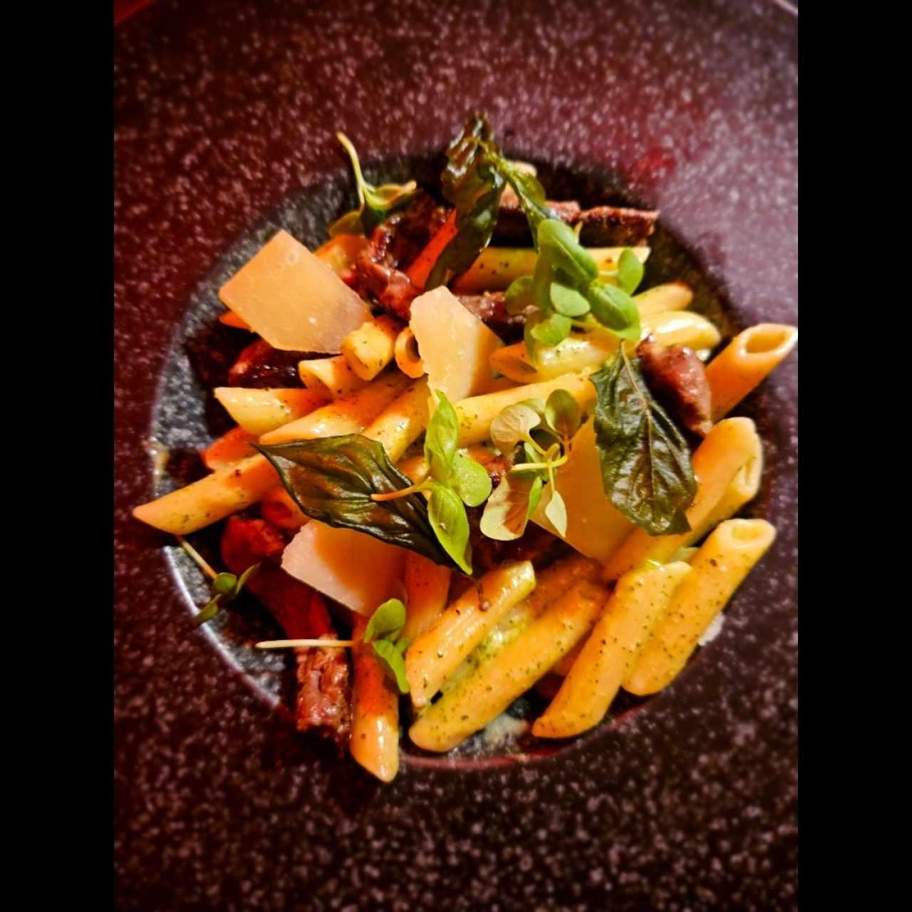 Pasta al pesto con lomo saltado