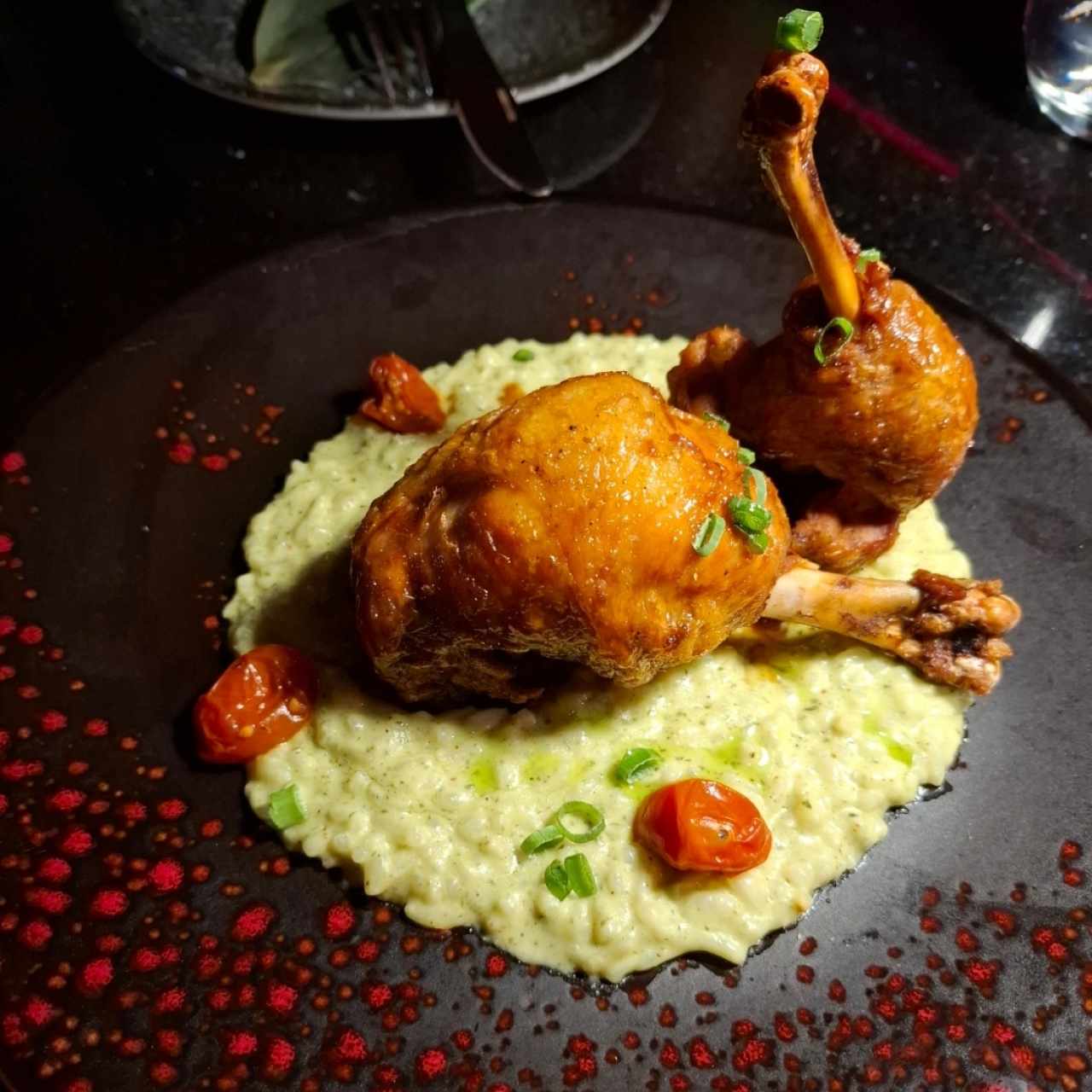 Pollo al jardín con risotto de nuez moscada y pesto