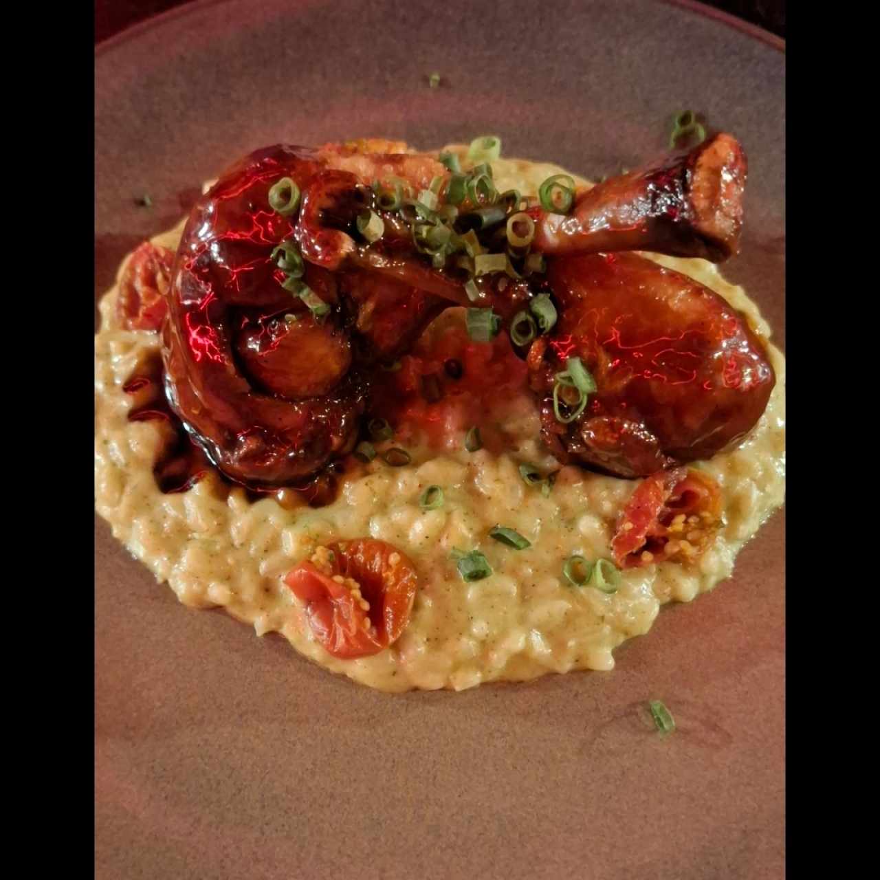 Pollo al jardín con risotto de nuez moscada y pesto