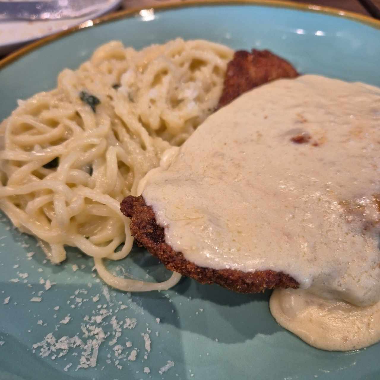 Milanesa de res con salsa 4 Quesos y Prosciutto