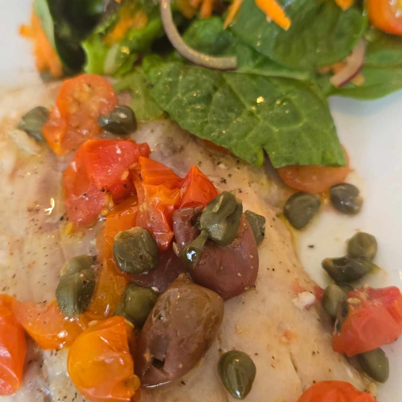Pescado del día con ensalada fresca