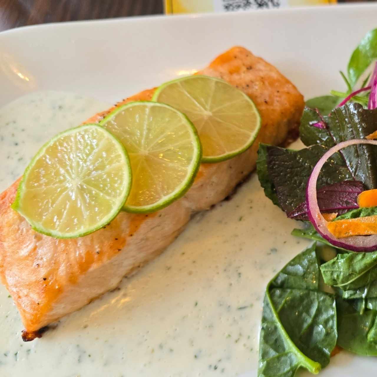 Salmon con ensalada de la casa