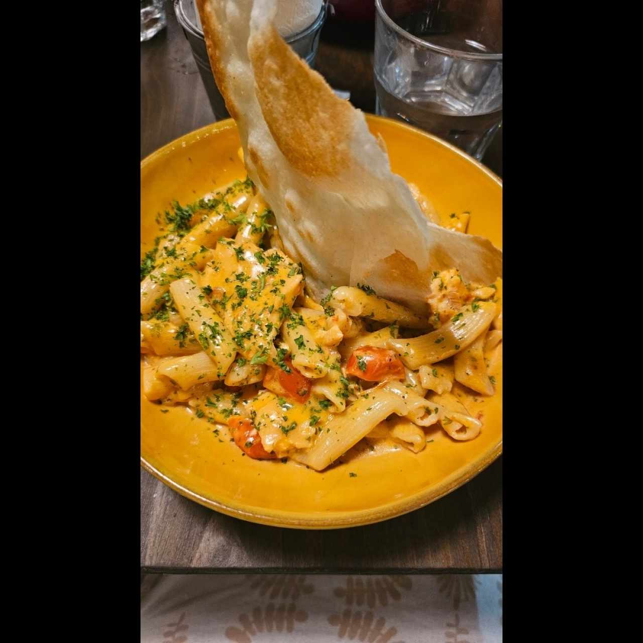 Pensé con salmón en salsa de vodka 