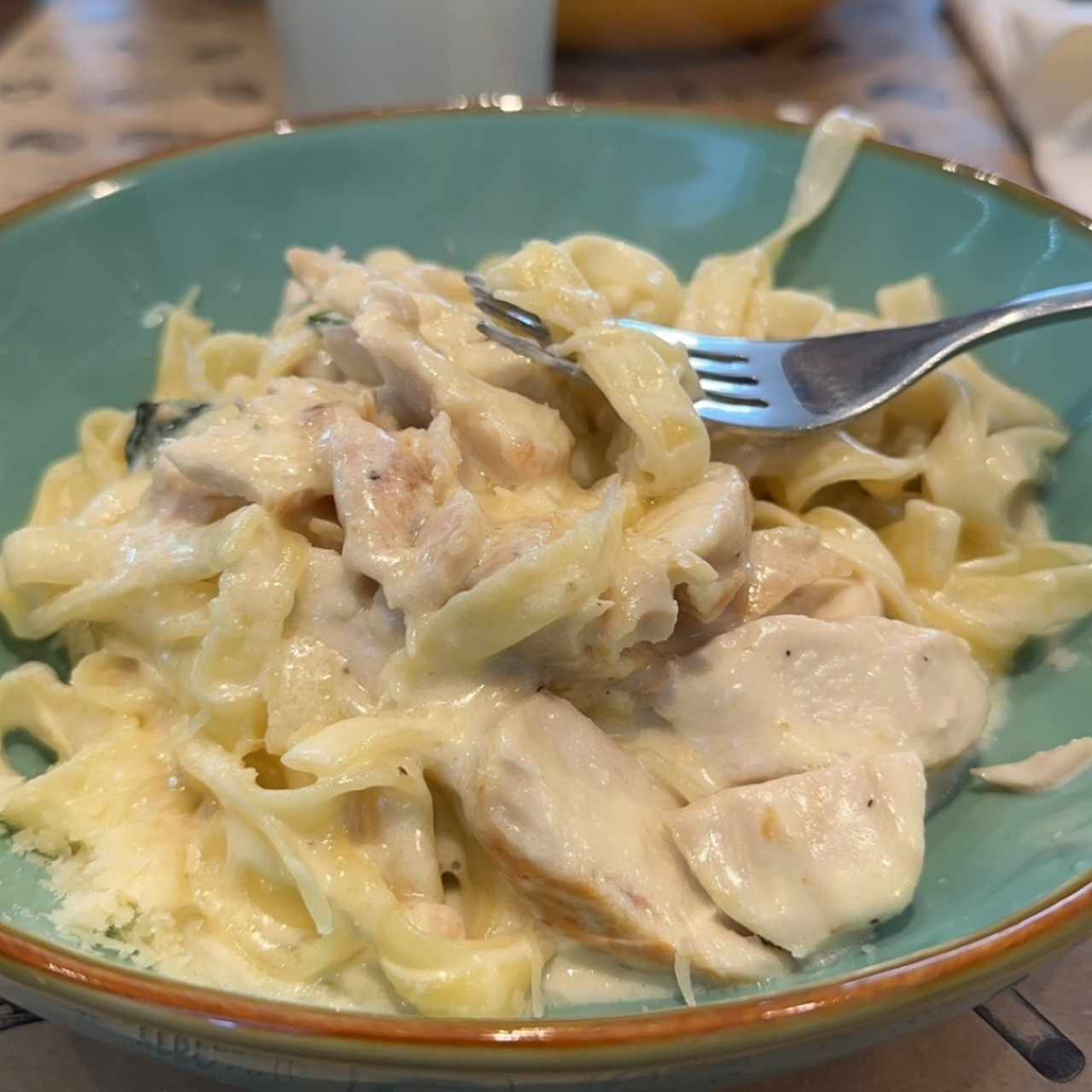 Pasta alfredo con extra de pollo