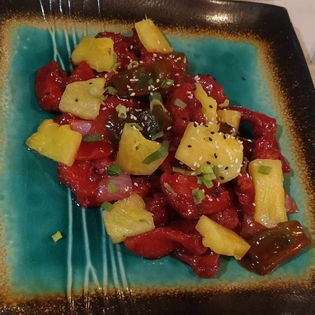 Pollo Agridulce Con Vegetales y Medialunas de piña