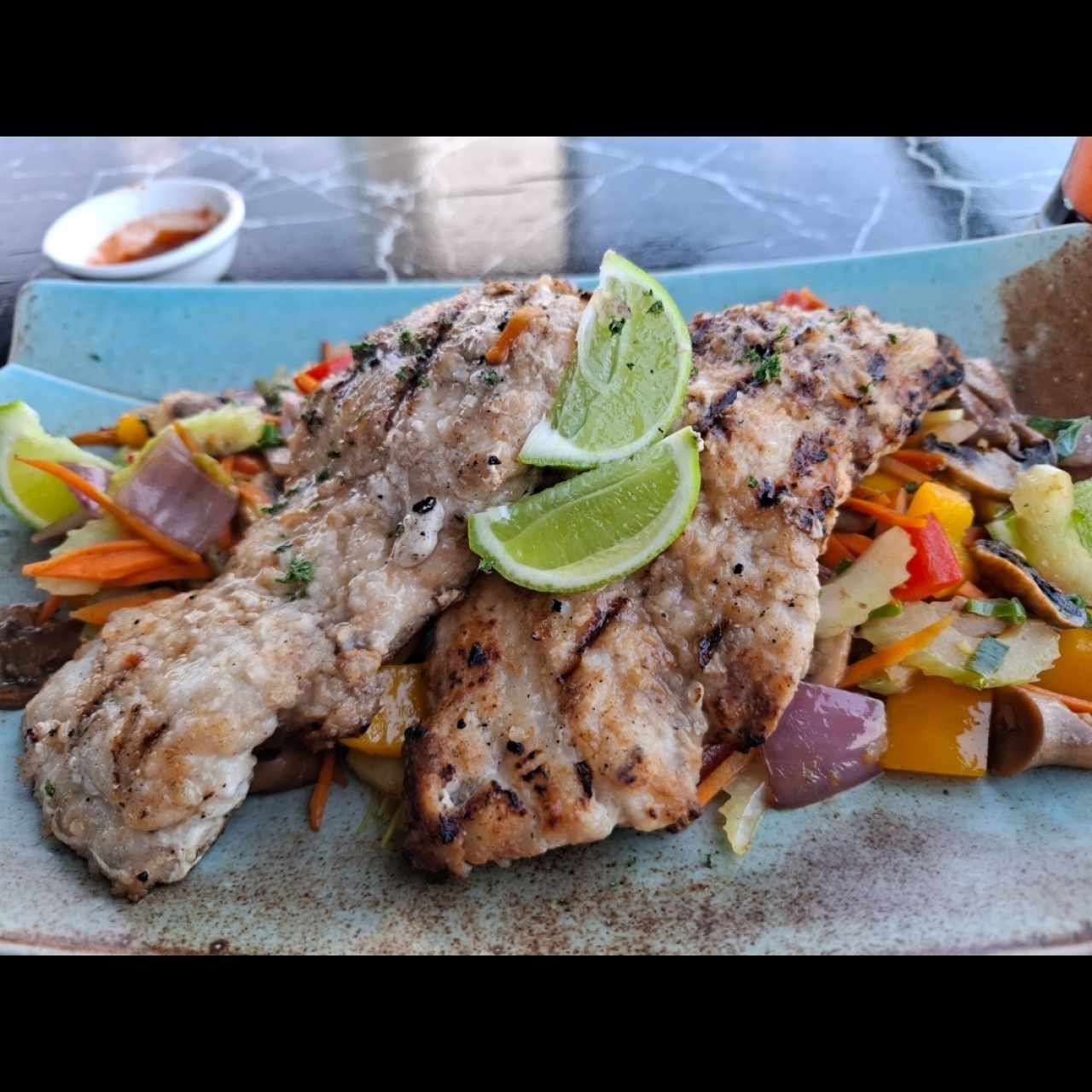 Pargo con vegetales salteados