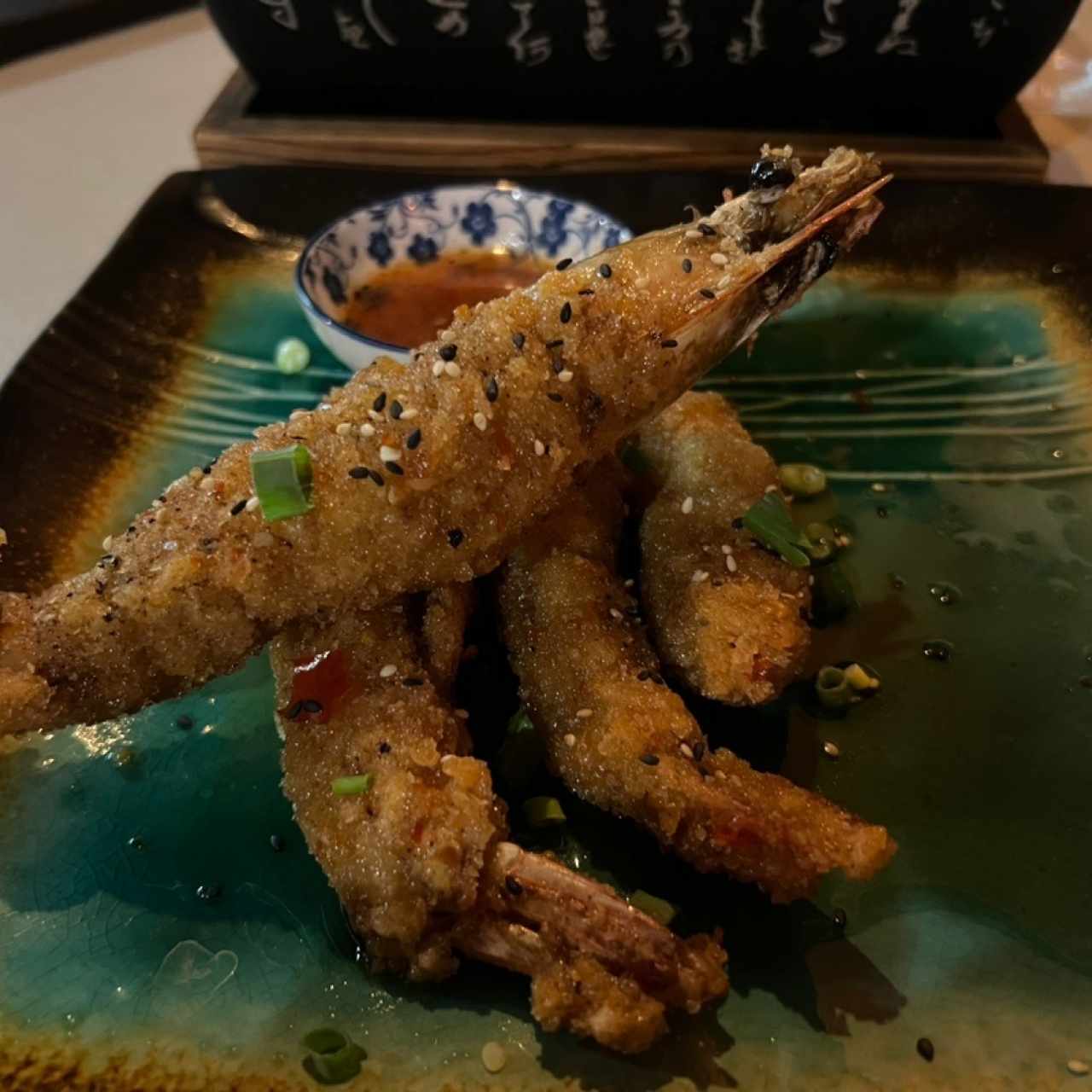 Langostinos en sirope cítrico con gajos de naranja importada