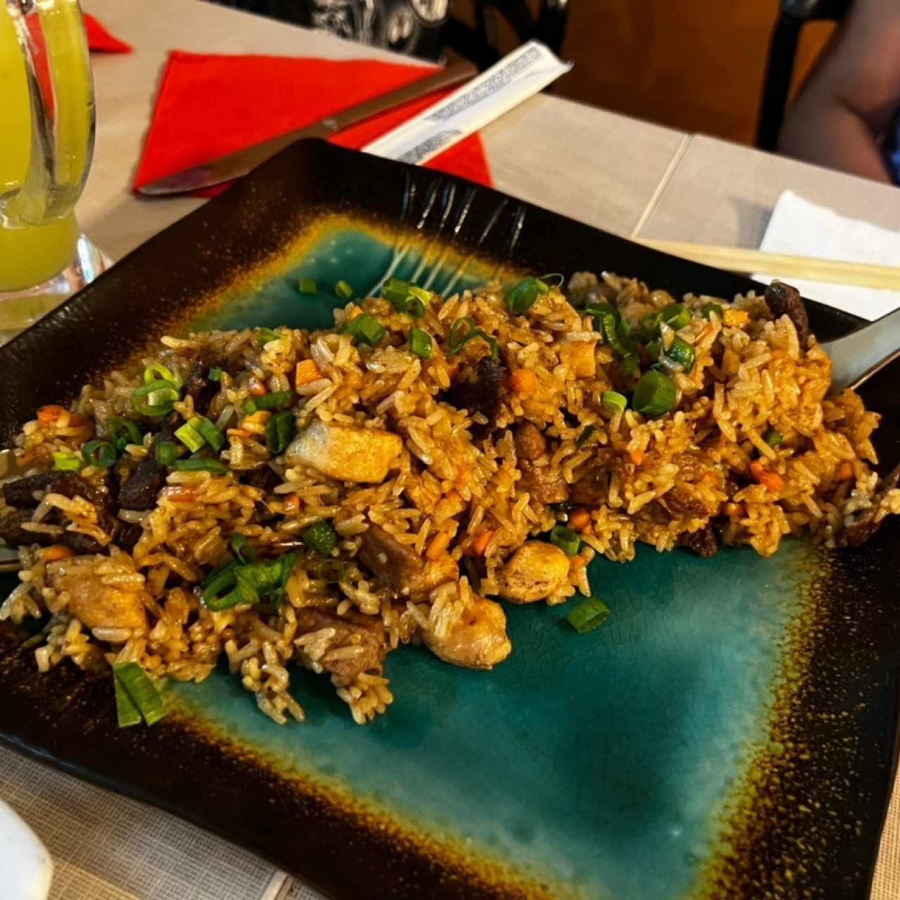 Arroz Oriental Tres Proteínas (Pollo, Carne y Cerdo)