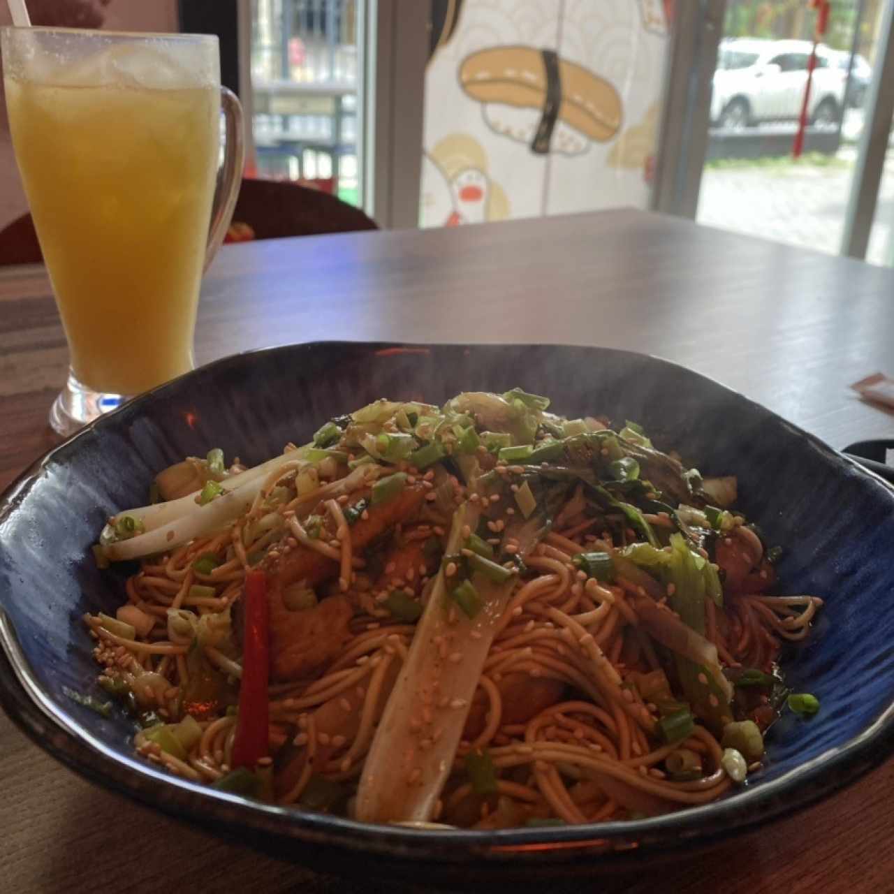 Chow mein con proteinas de su elección pollo, carne, cerdo