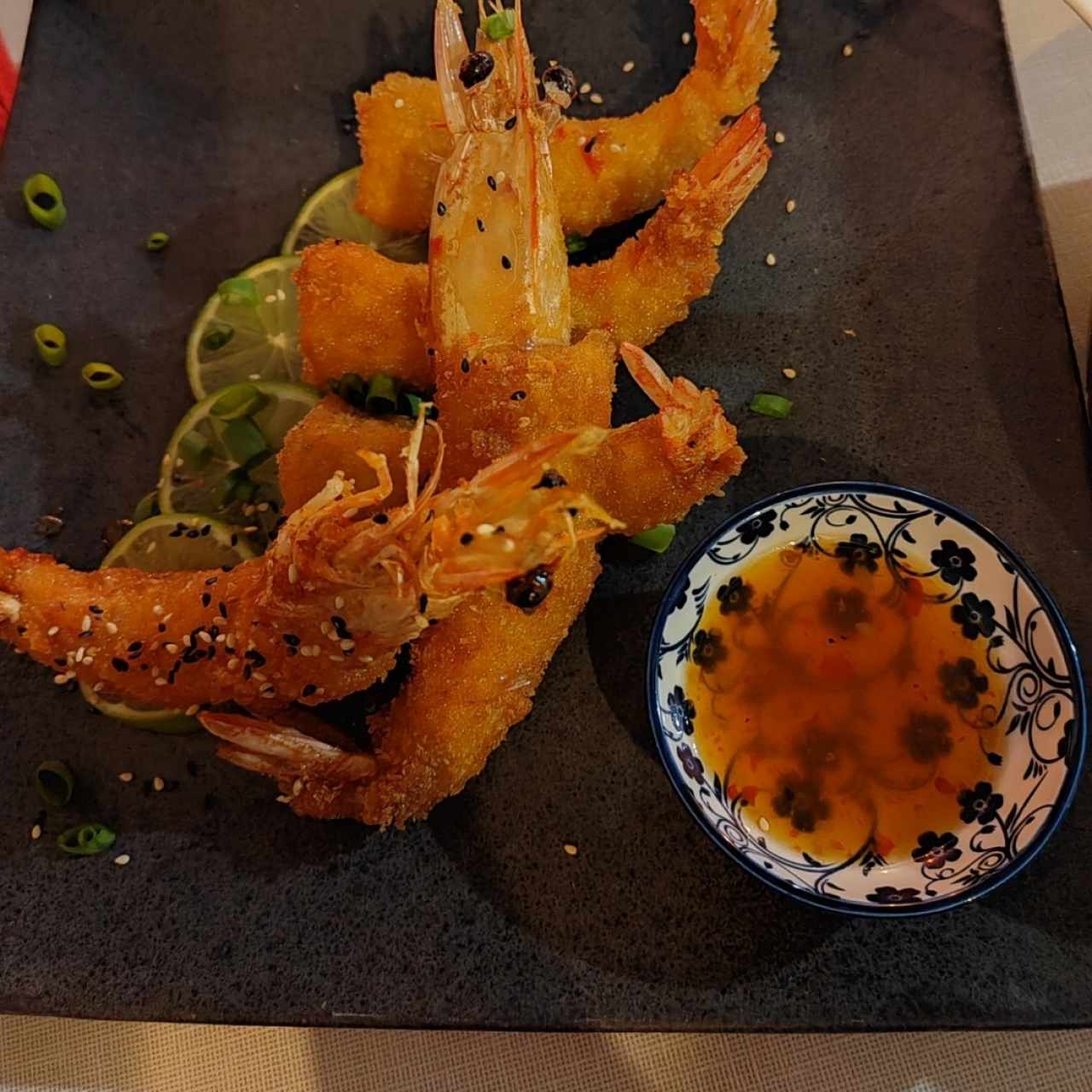 Langostinos en sirope cítrico con gajos de naranja importada