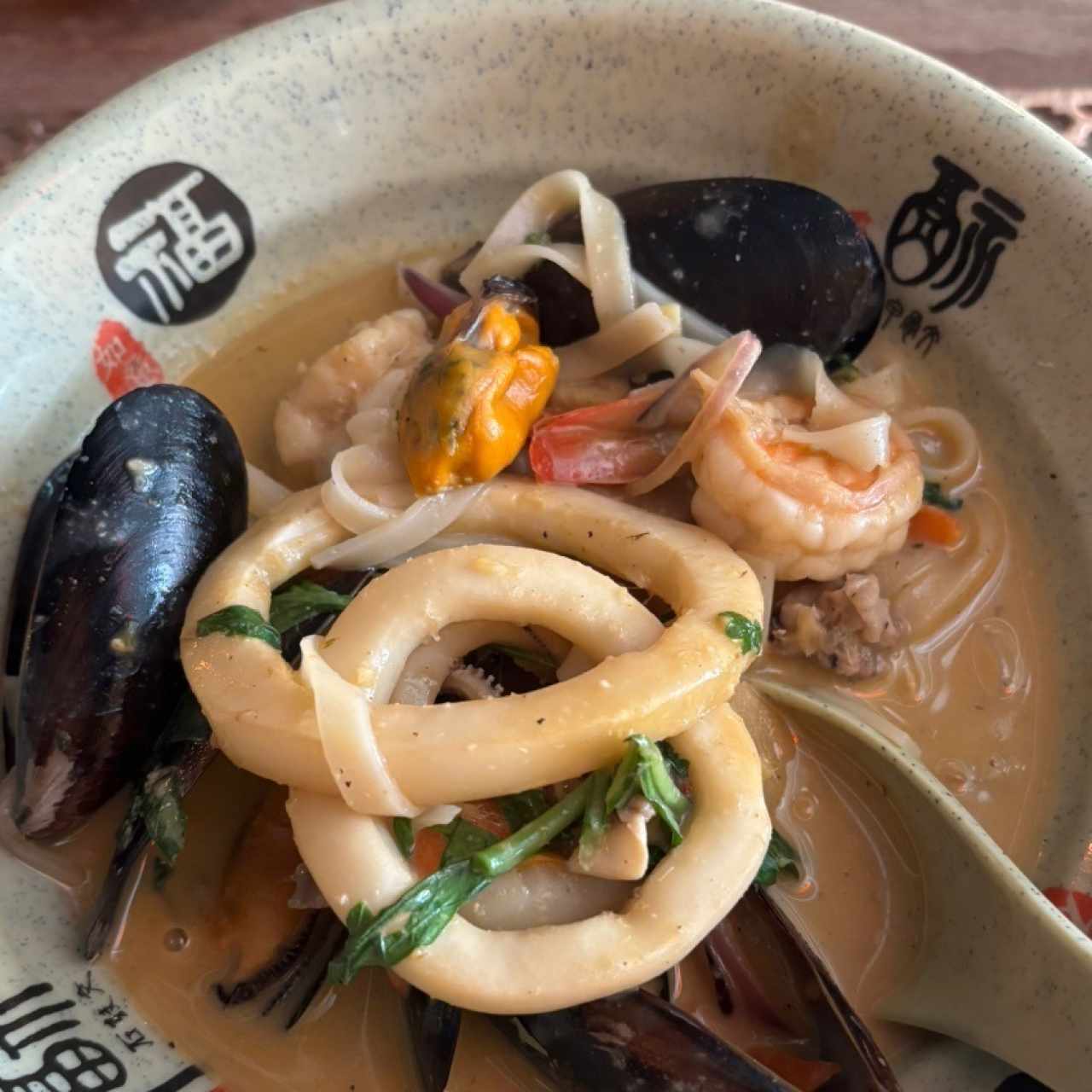 NOODLES TAILANDÉS DE MARISCOS