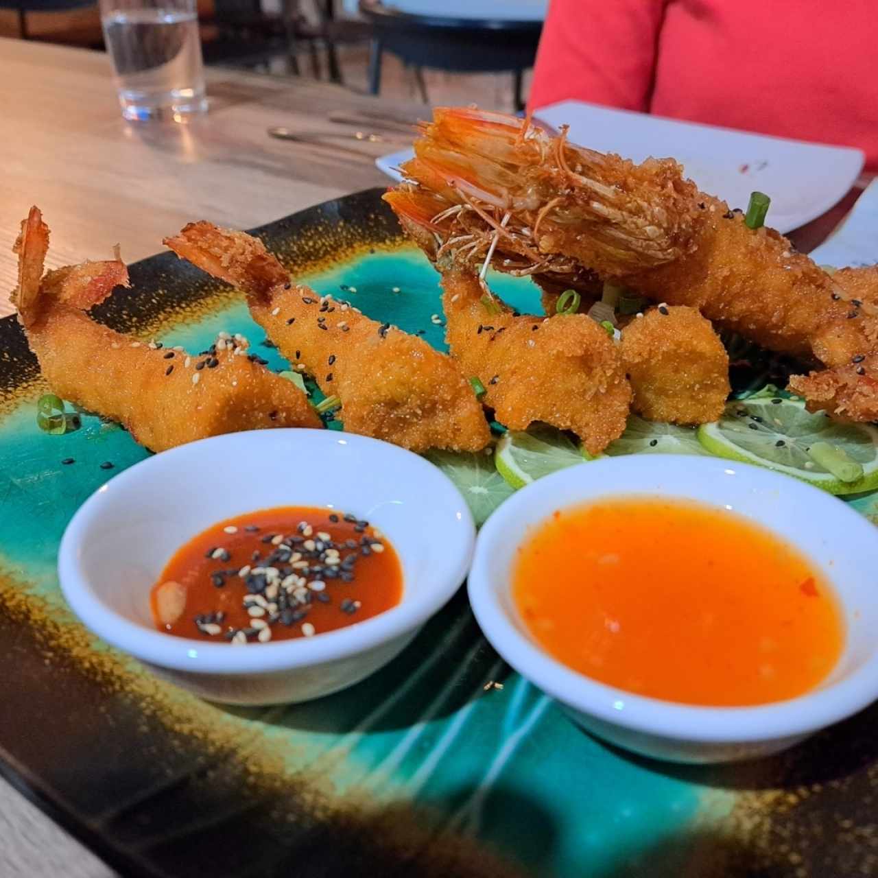 Langostinos en sirope cítrico con gajos de naranja importada