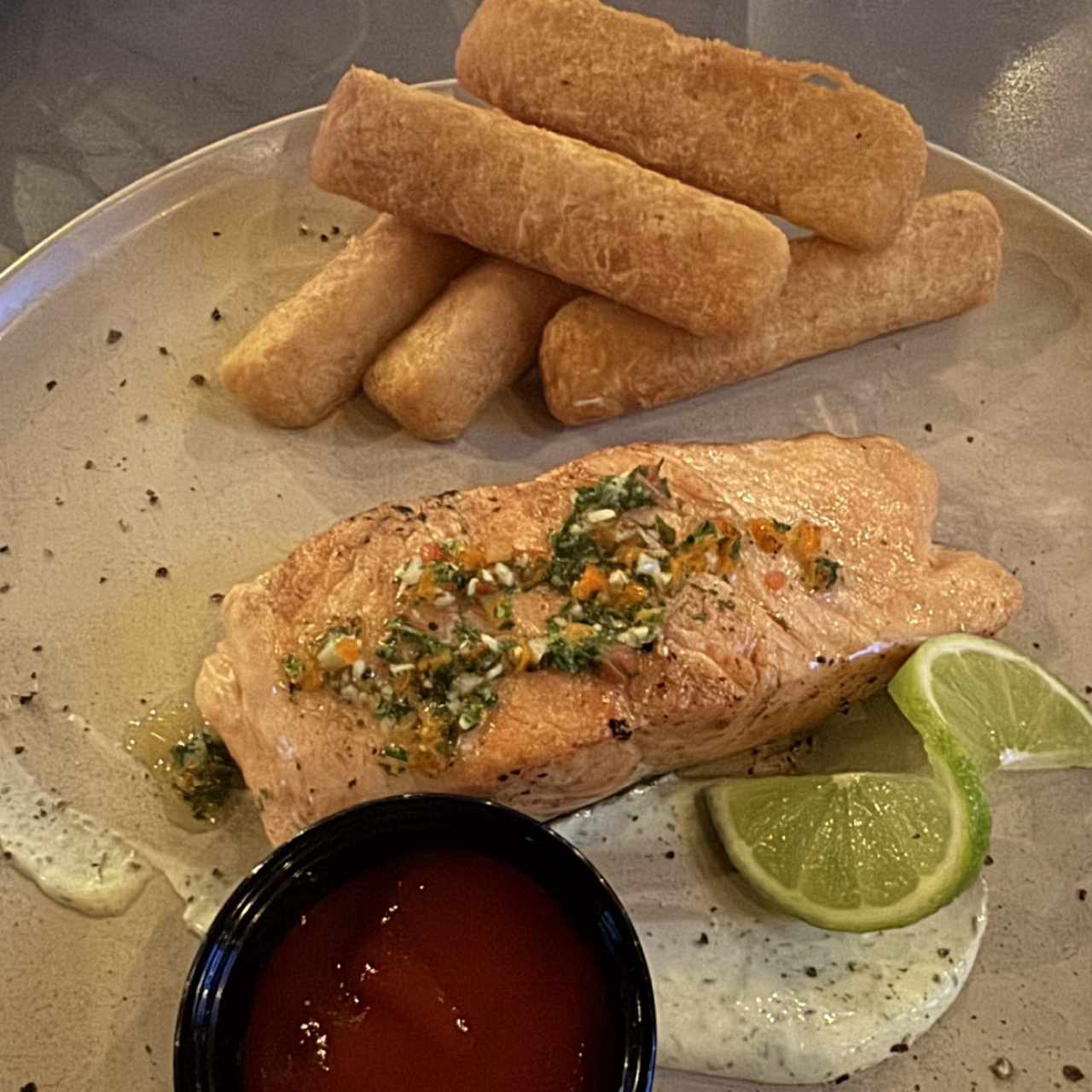 SALMÓN SELLADO AL GRILL