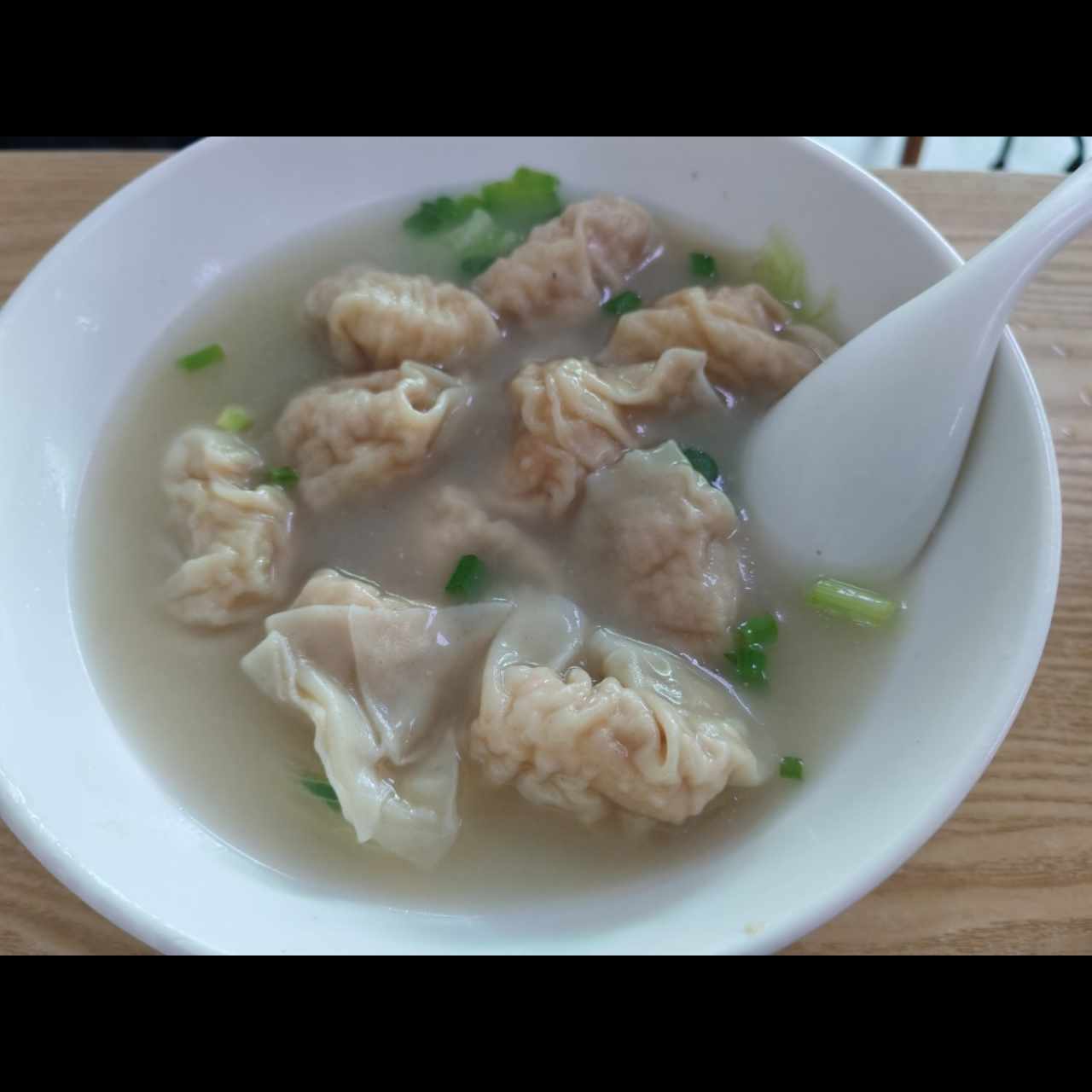 Sopa de wanton con camarón sola (sin fideo) 
