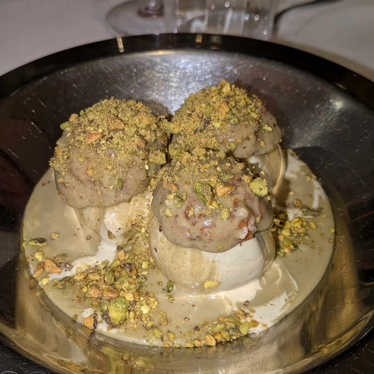 DOLCI - Pistacchio Profiteroles