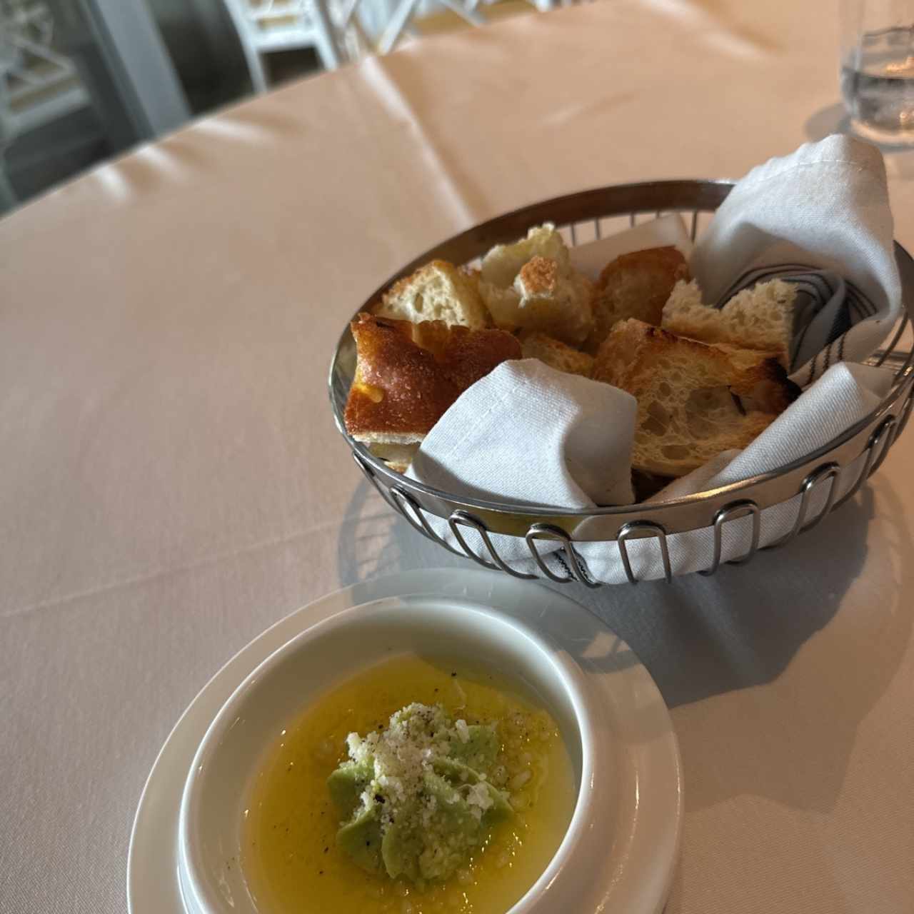 Pan de la casa + mantequilla al pesto