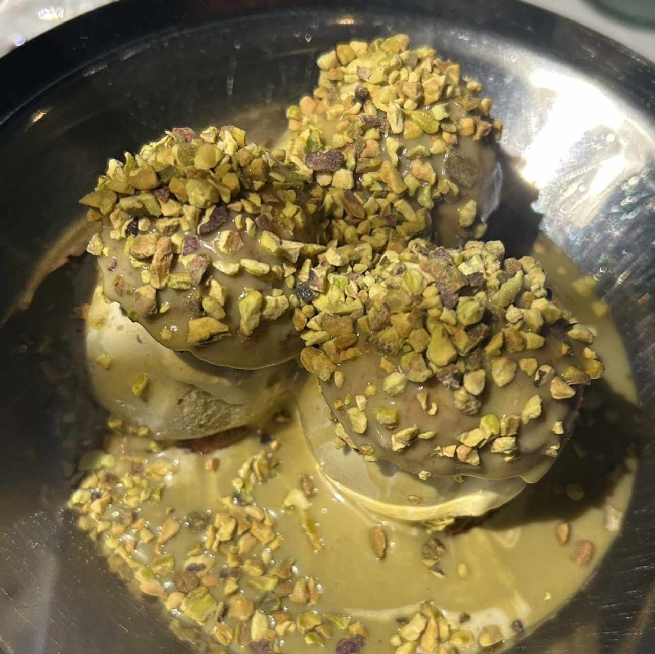 DOLCI - Pistacchio Profiteroles