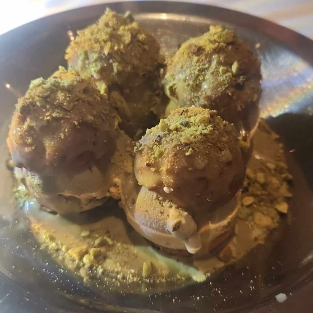 DOLCI - Pistacchio Profiteroles