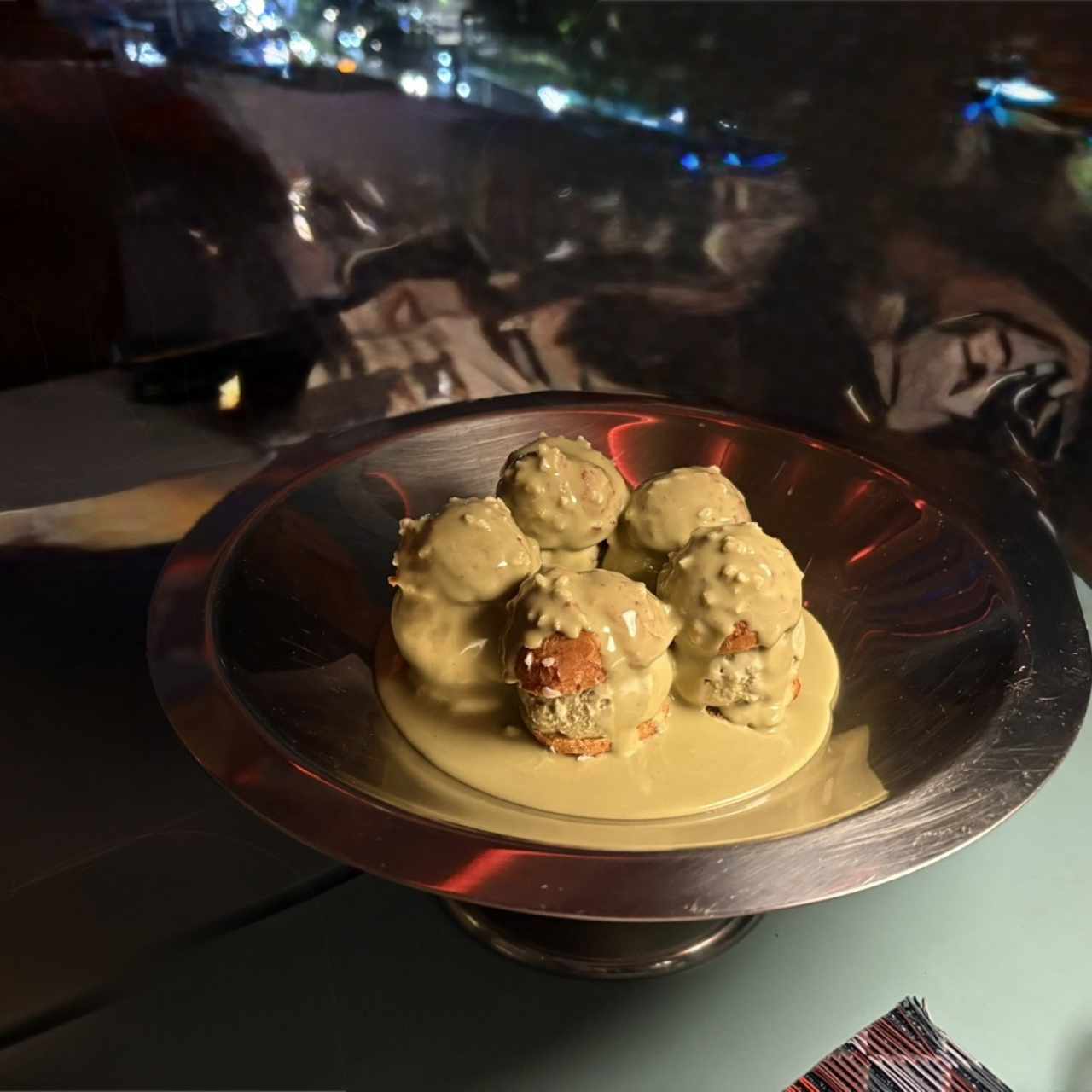 DOLCI - Pistacchio Profiteroles