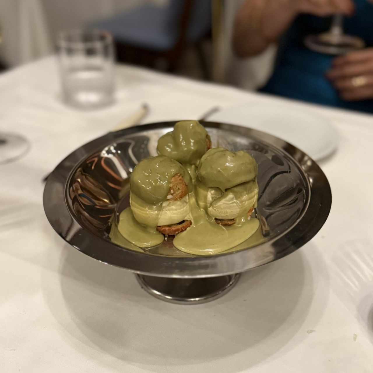 DOLCI - Pistacchio Profiteroles