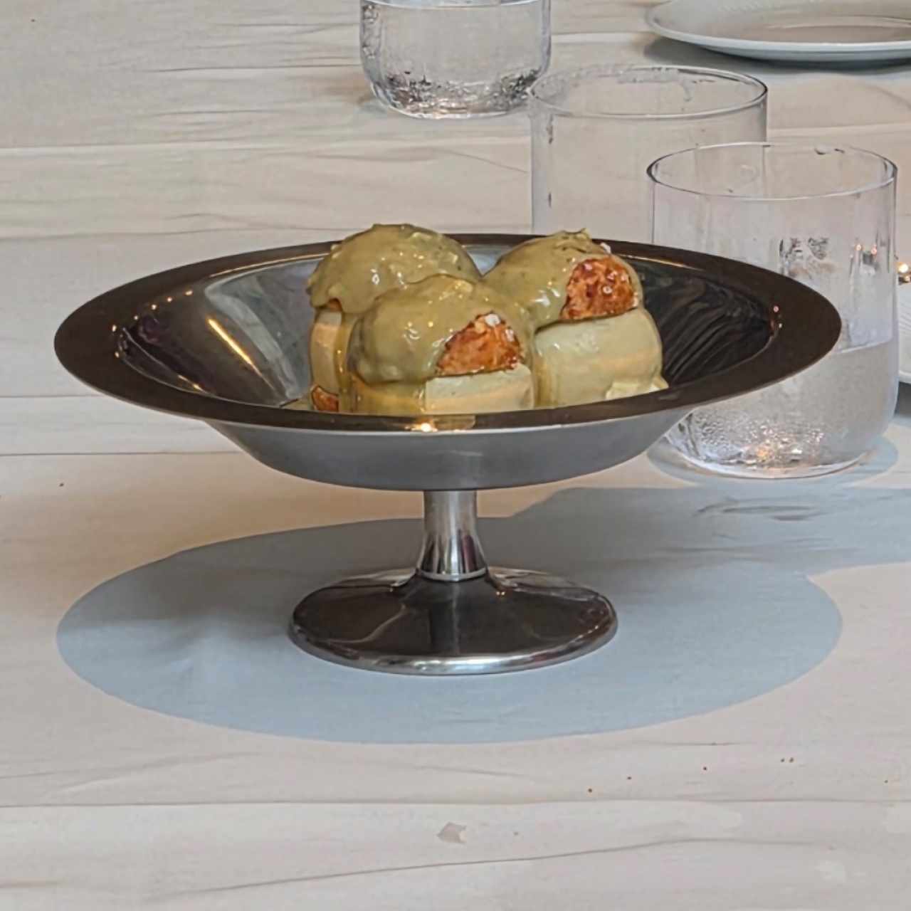 DOLCI - Pistacchio Profiteroles