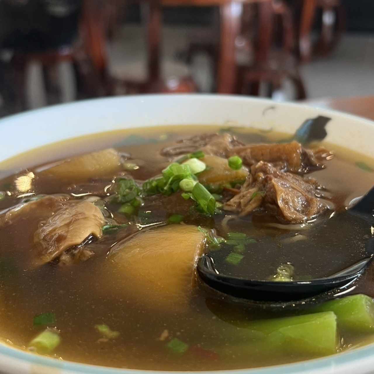 Sopa de falda con fideo de arroz