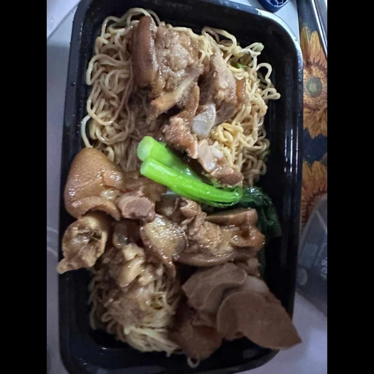 Fideo con patita de puerco en salsa especial