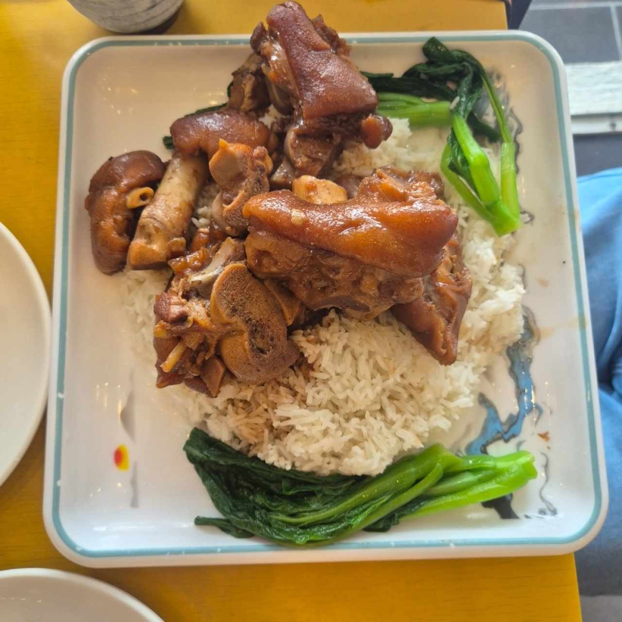 Arroz con patita de puerco en salsa especial