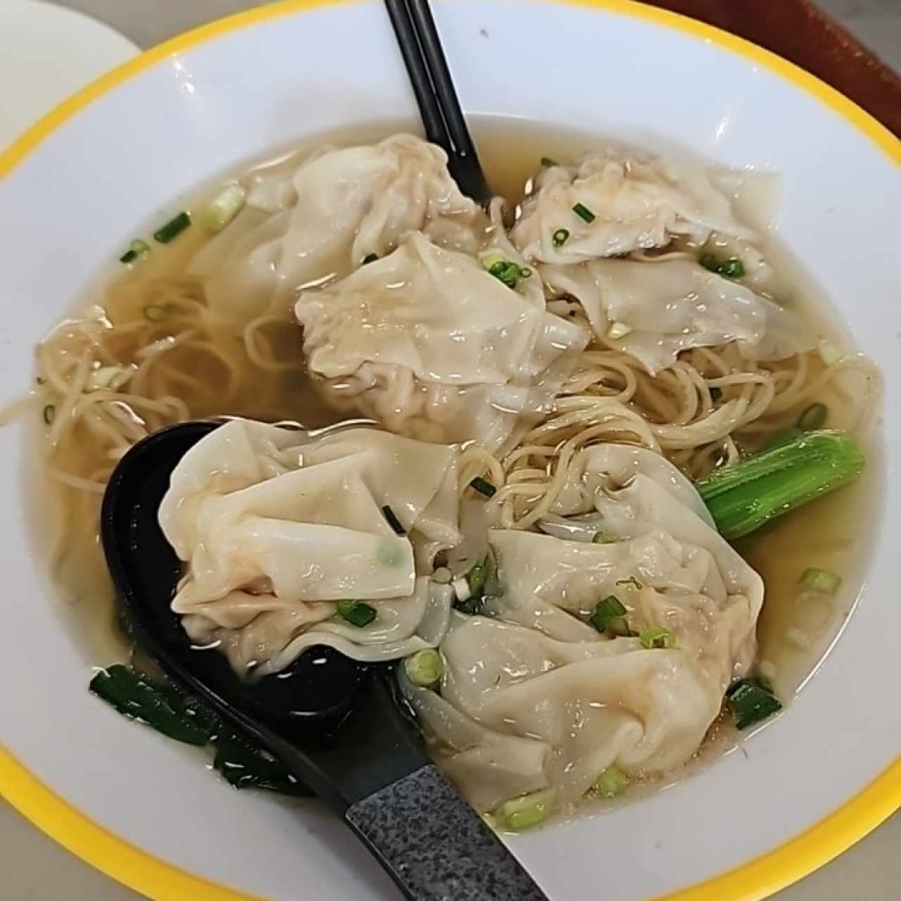 Sopa de dumpling de puerco con cebollina