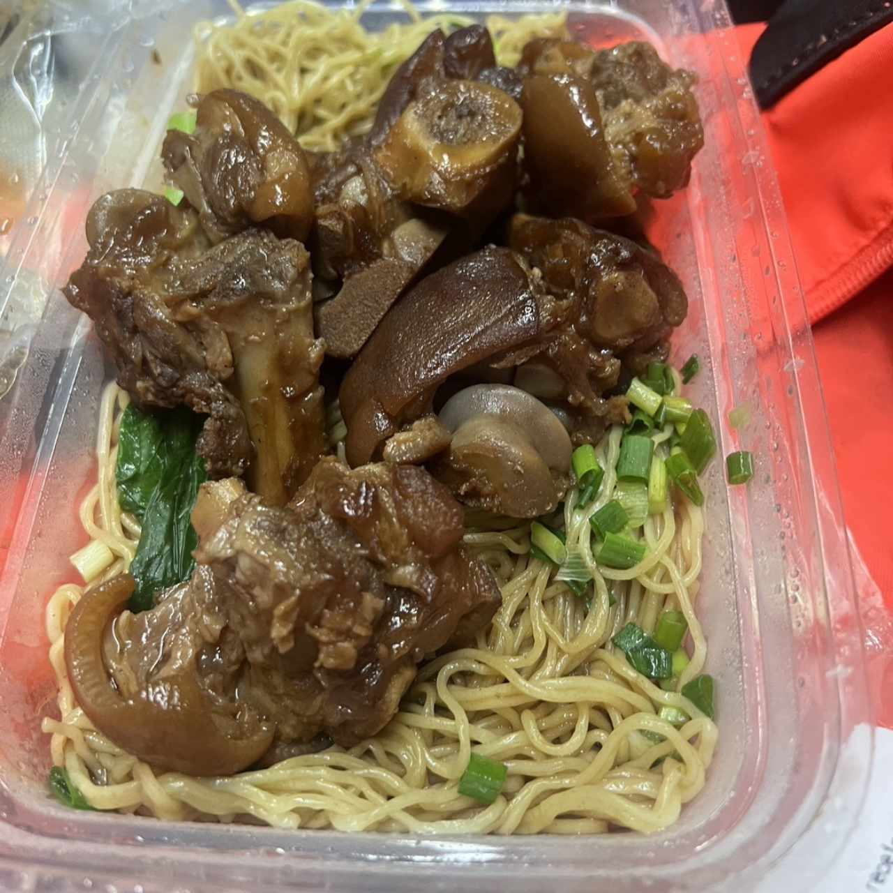 Fideo con patita de puerco en salsa especial
