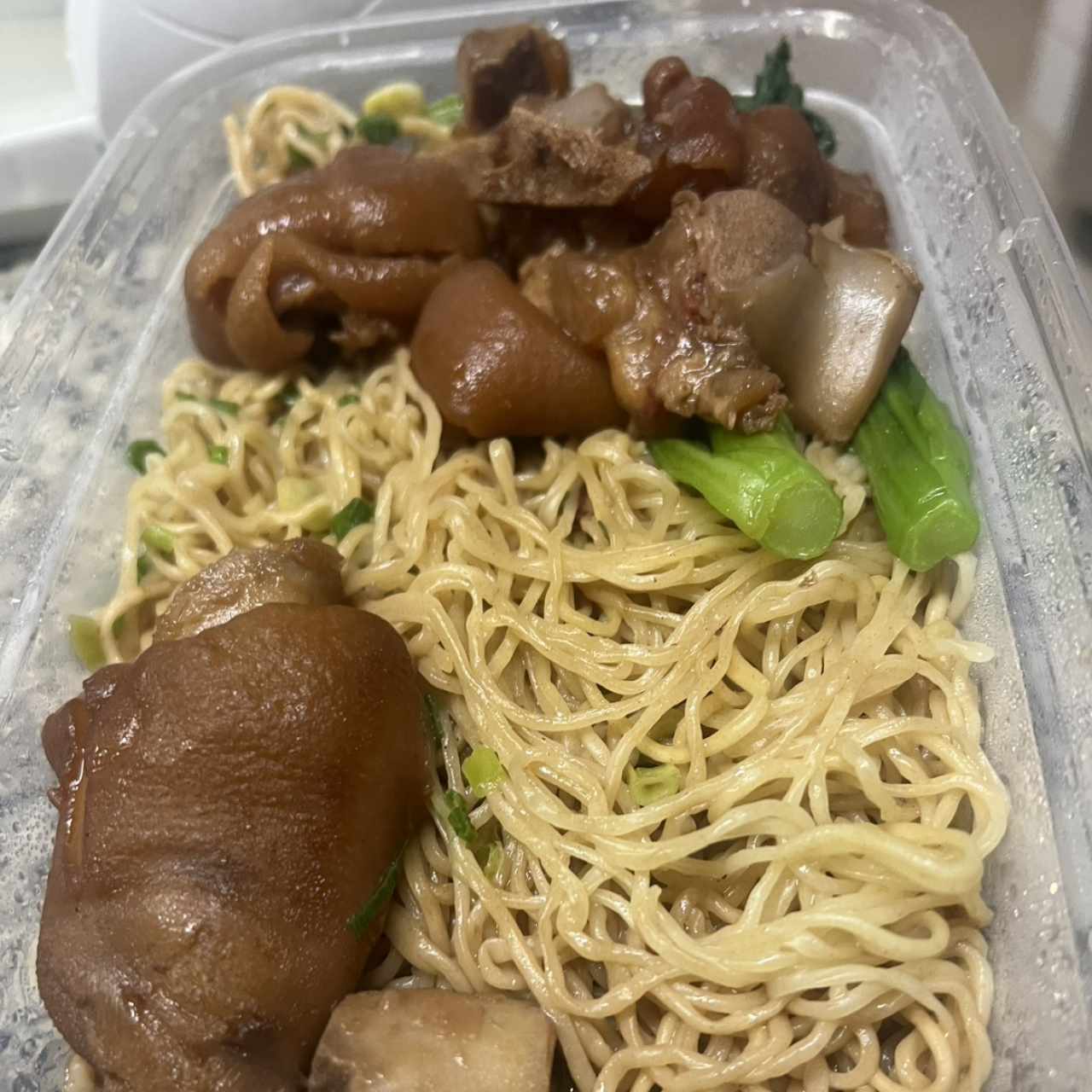 Fideo con patita de puerco en salsa especial