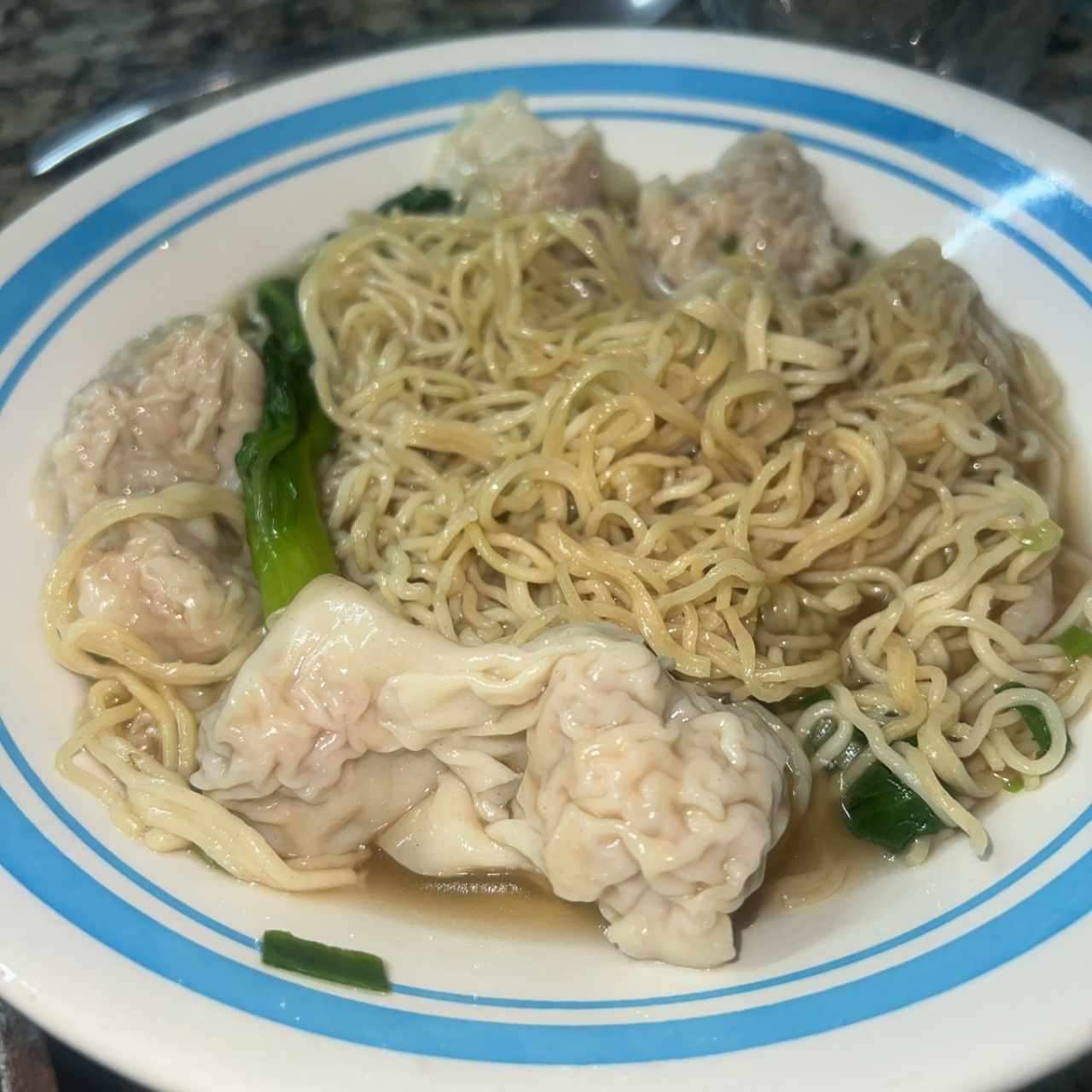 Sopa de dumpling de puerco con cebollina