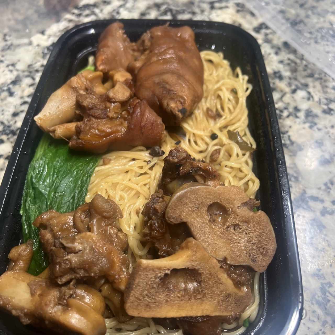 Fideo con patita de puerco en salsa especial