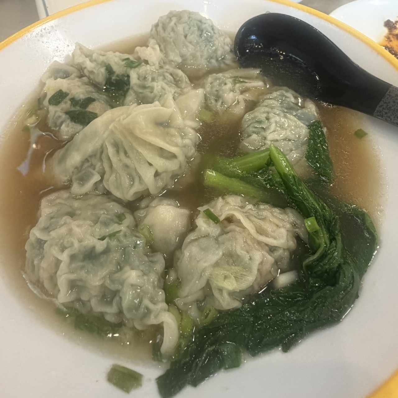 Sopa de dumpling de puerco con cebollina