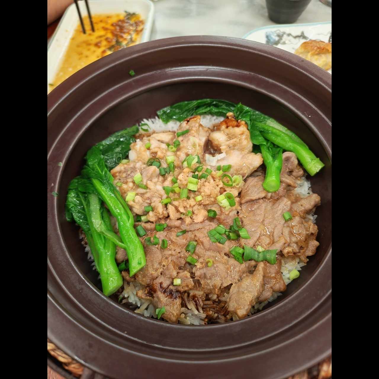 Clay pot de carne de res y costilla