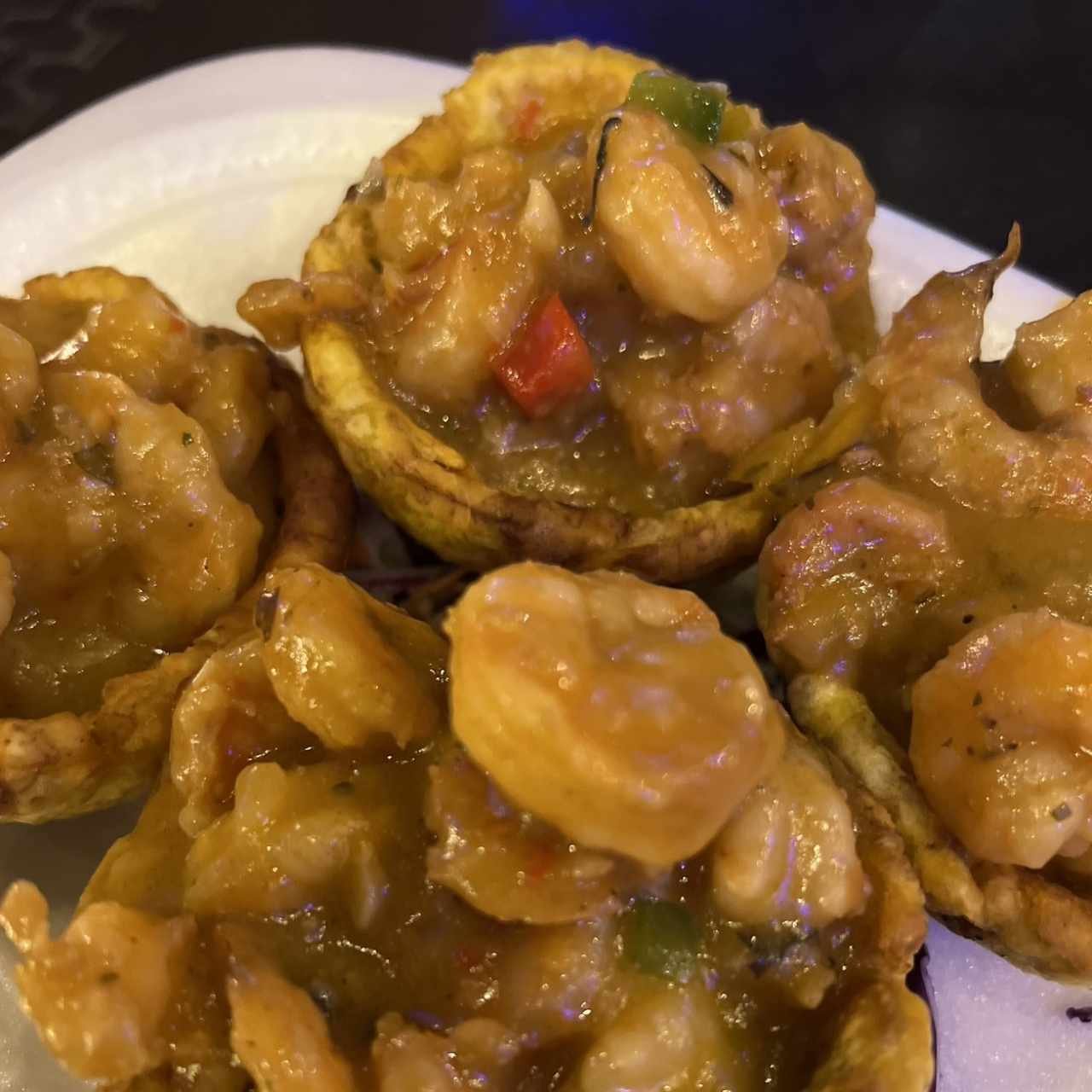 Cesta de patacones rellenos de camarones