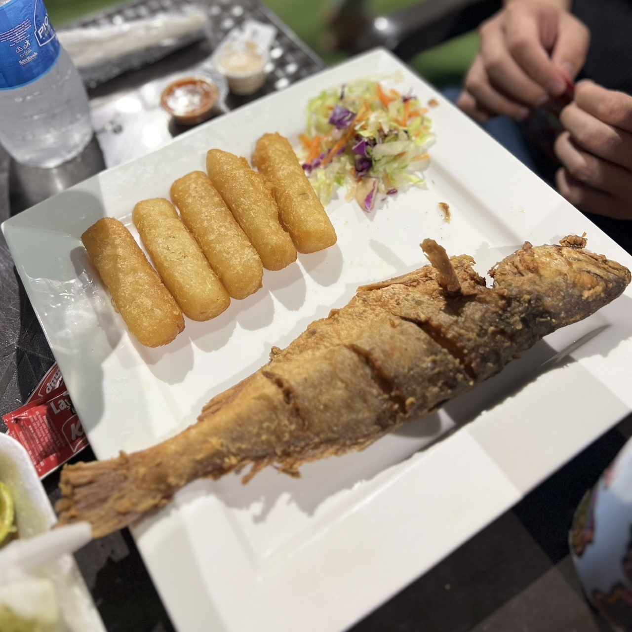 Pescado frito con ensalada y yuca frita