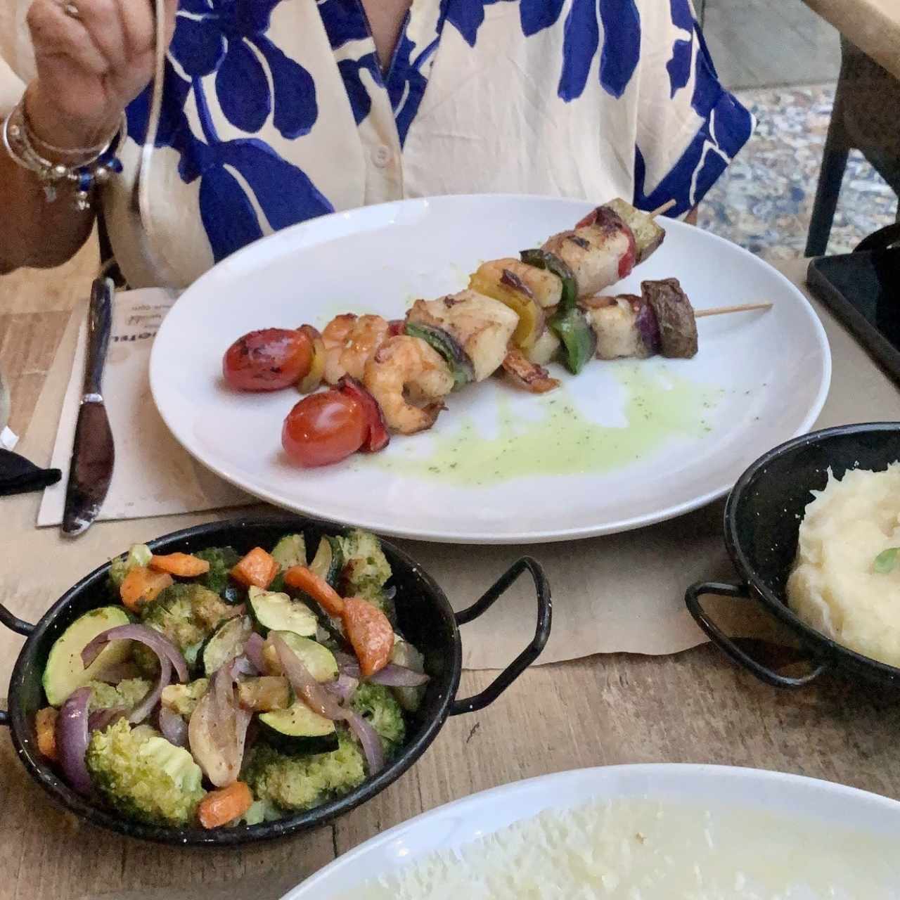 Brochetas de pescado y langostinos