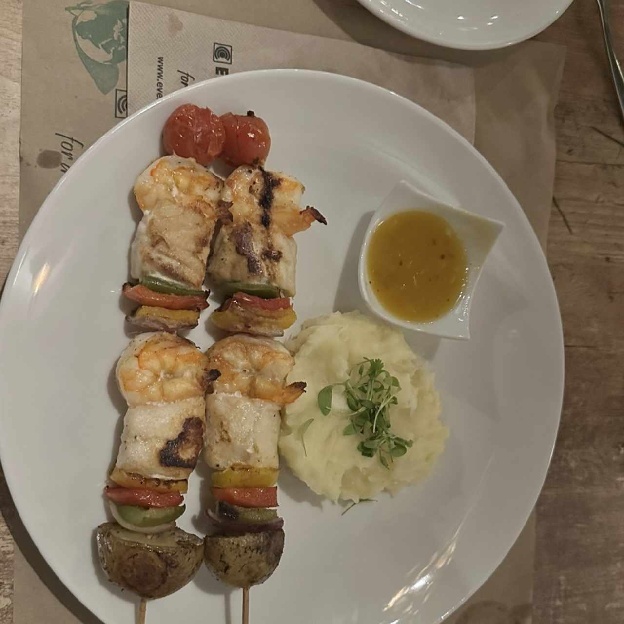 Brochetas de pescado y camarones