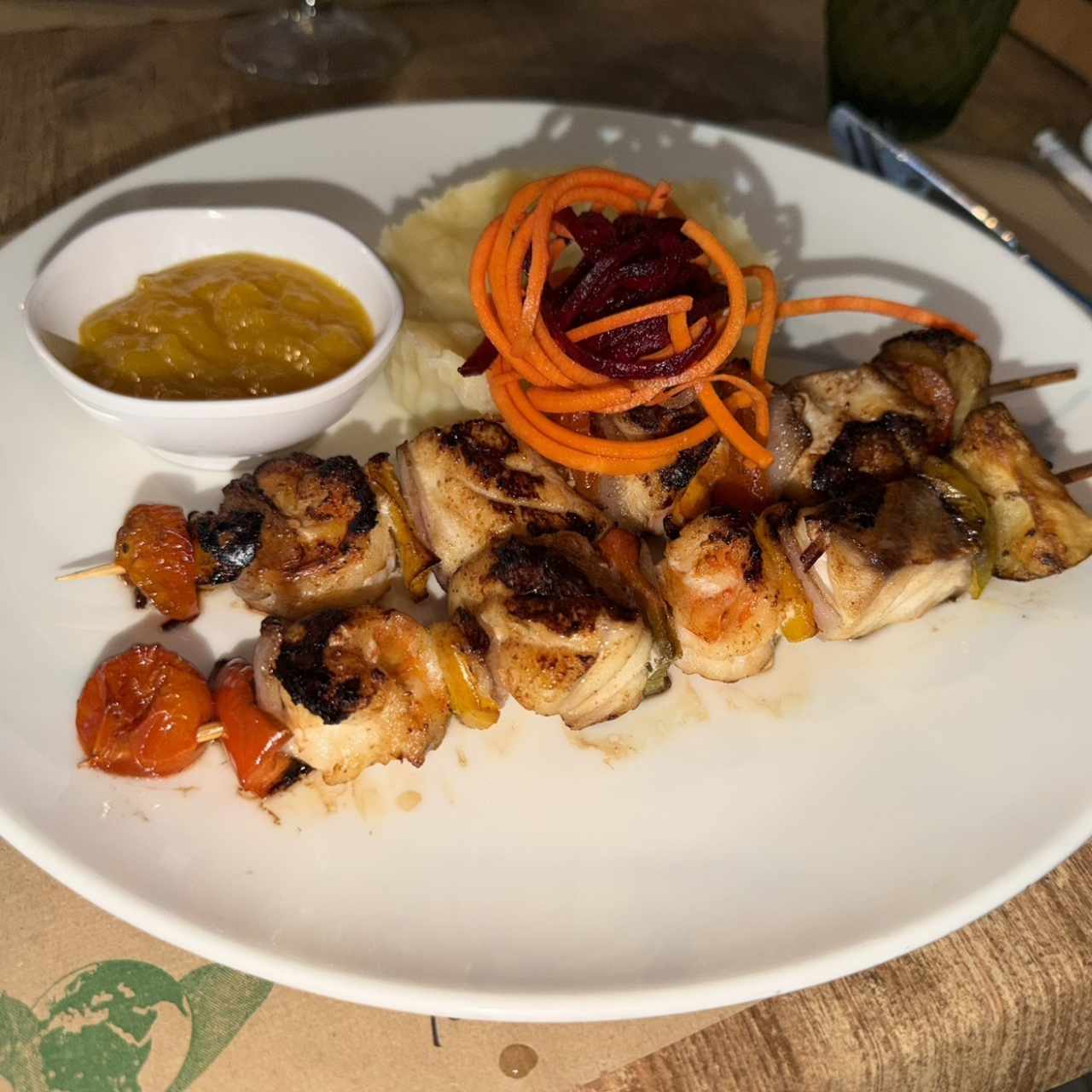 Brochetas de pescado y langostinos
