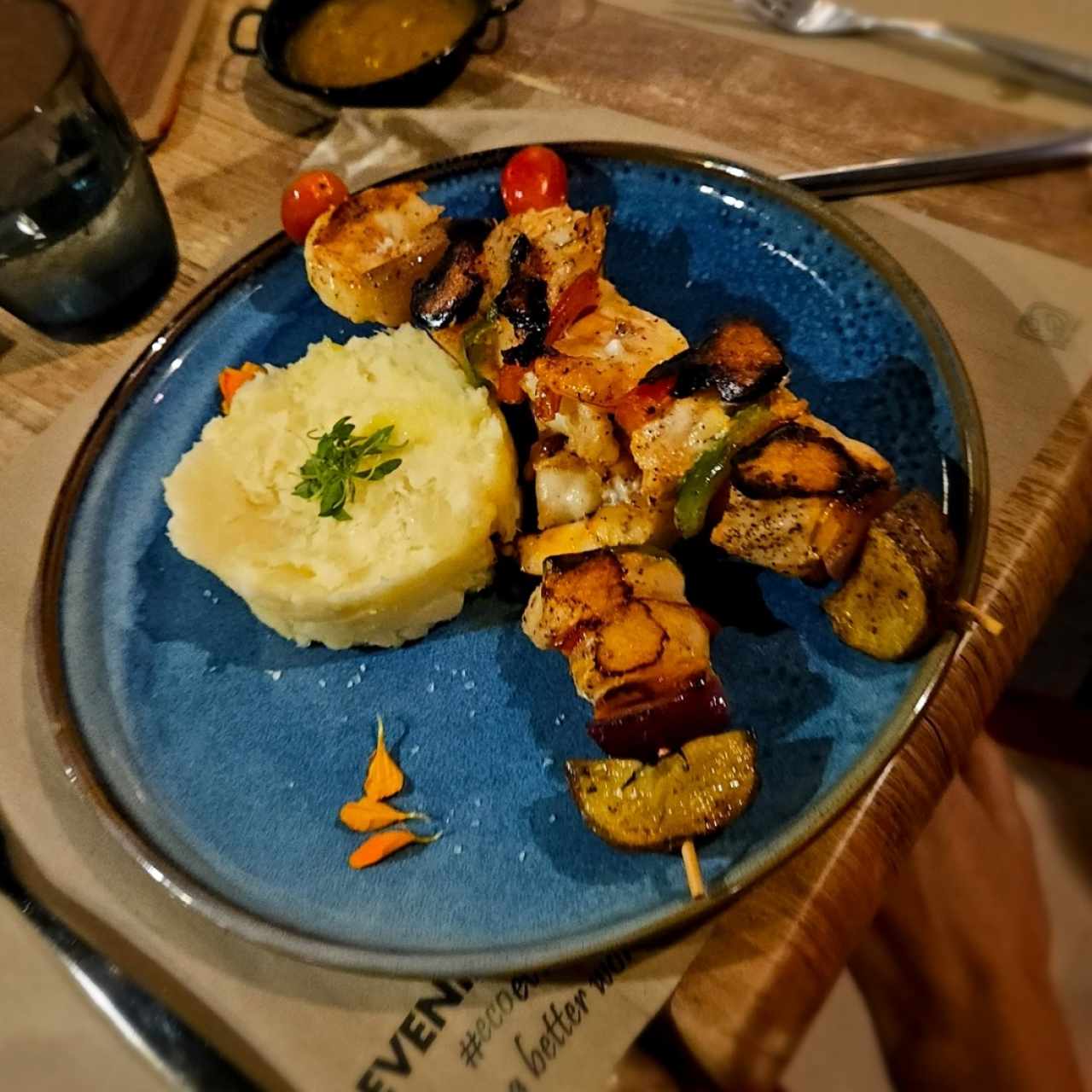 Brochetas de pescado y langostinos