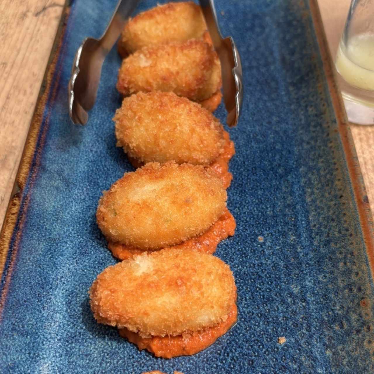 Croquetas de bacalao con salsa romesco