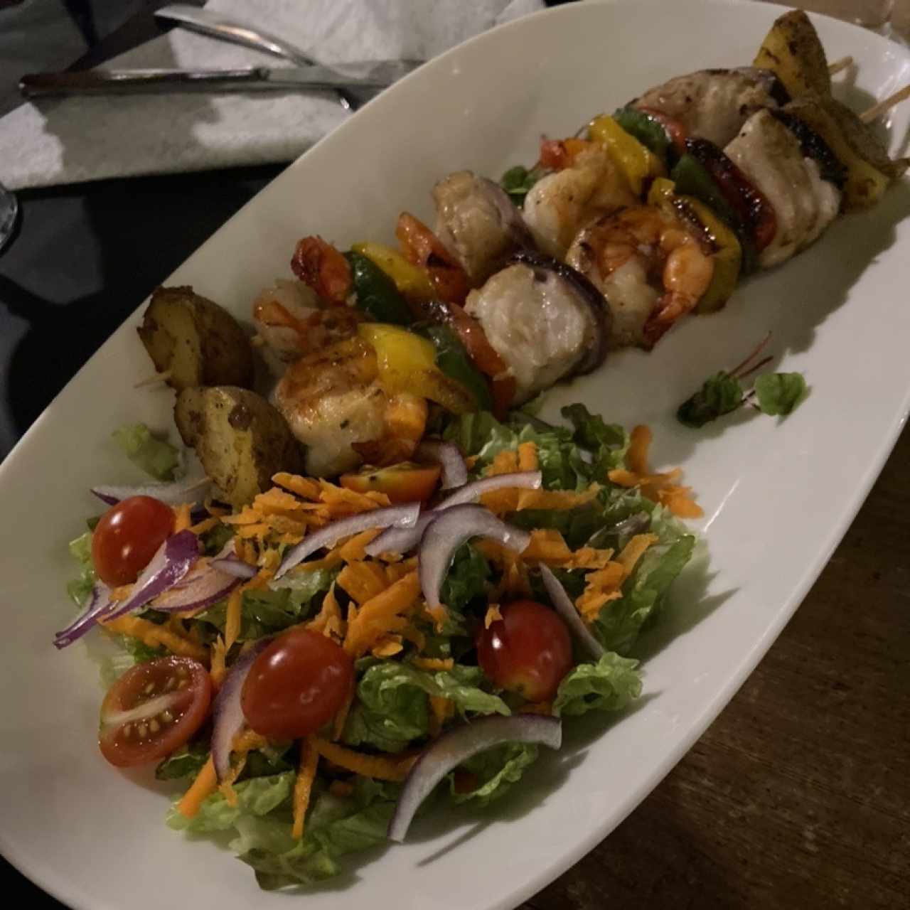 Brocheta mixta de pollo, res y vegetales
