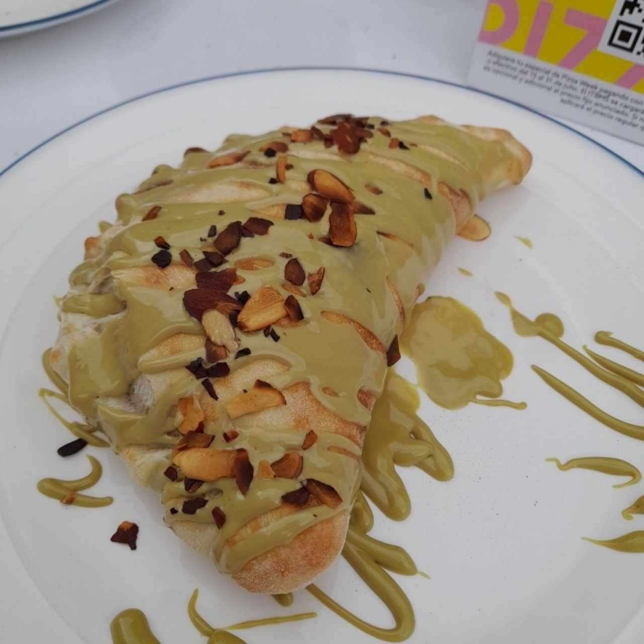 calzone de nutella con salsa de pistacho